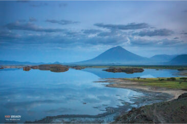 Озеро Натрон и священный вулкан племени Масаи Ол Доиньо Ленгаи в сумерках